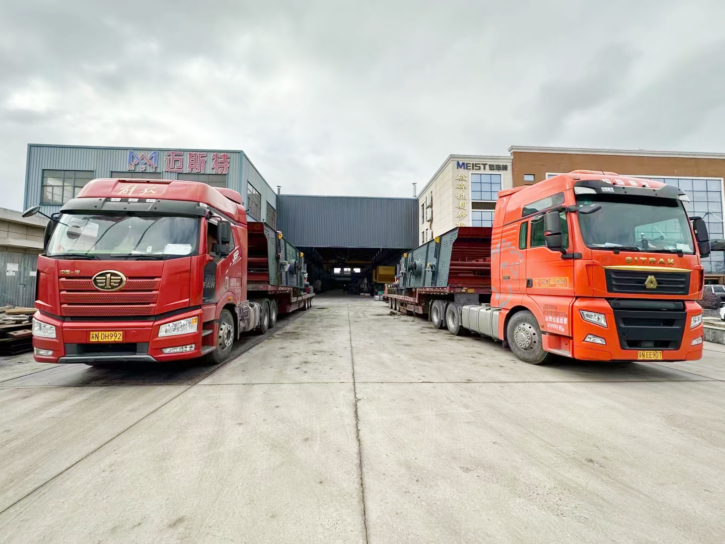 云南耿馬時(shí)產(chǎn)500噸機(jī)制砂生產(chǎn)線設(shè)備發(fā)貨現(xiàn)場(chǎng)